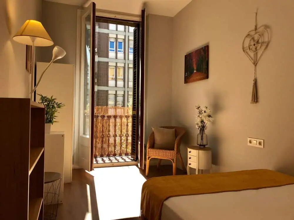 Dormitorio luminoso con balcón, piso reformado