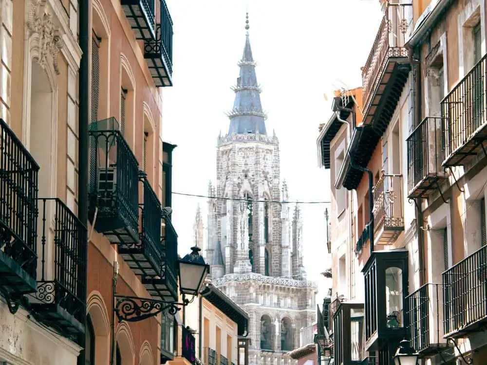 Vista de calle con torre gótica al fondo, vivienda familiar en Actur