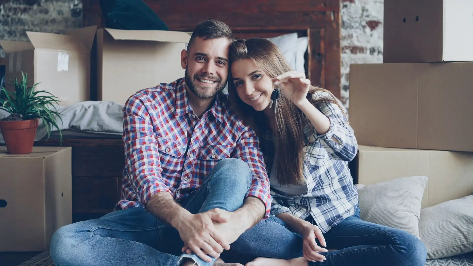 Pareja recibiendo las llaves de su nueva vivienda