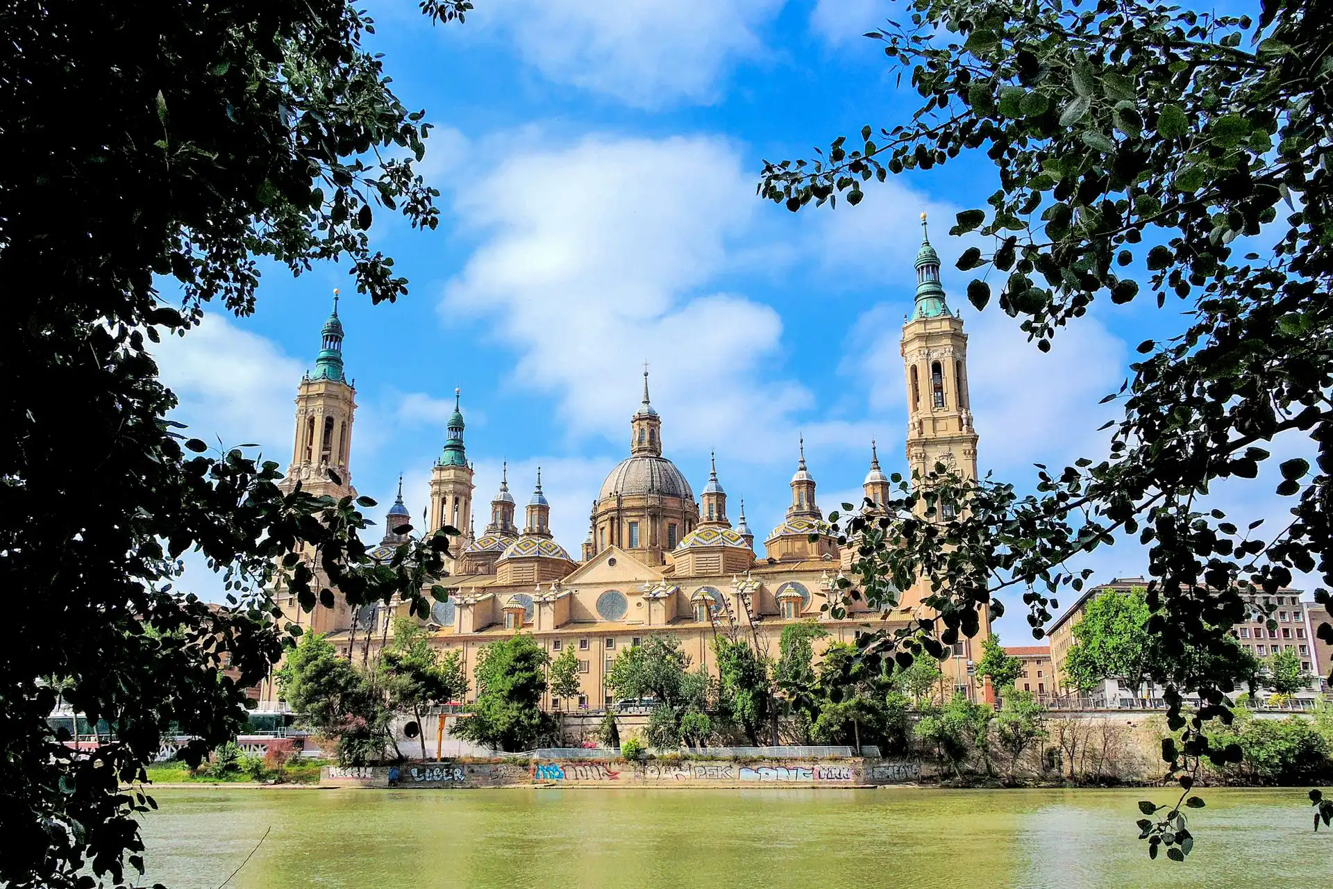 Basílica del Pilar junto al río Ebro, Zaragoza