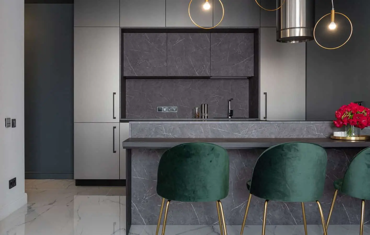 Cocina moderna con isla de mármol, ático con terraza en Romareda