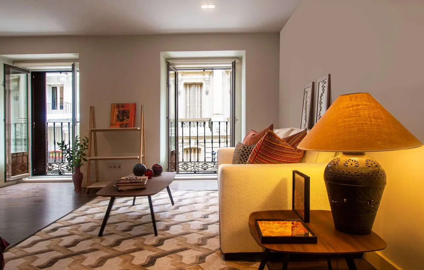 Salón con balcones abiertos, vivienda familiar en Actur