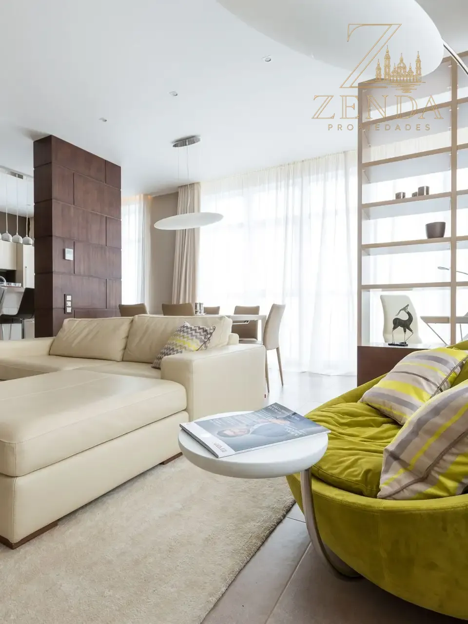 Salón con sillón verde y mesa de madera, vivienda familiar en Actur
